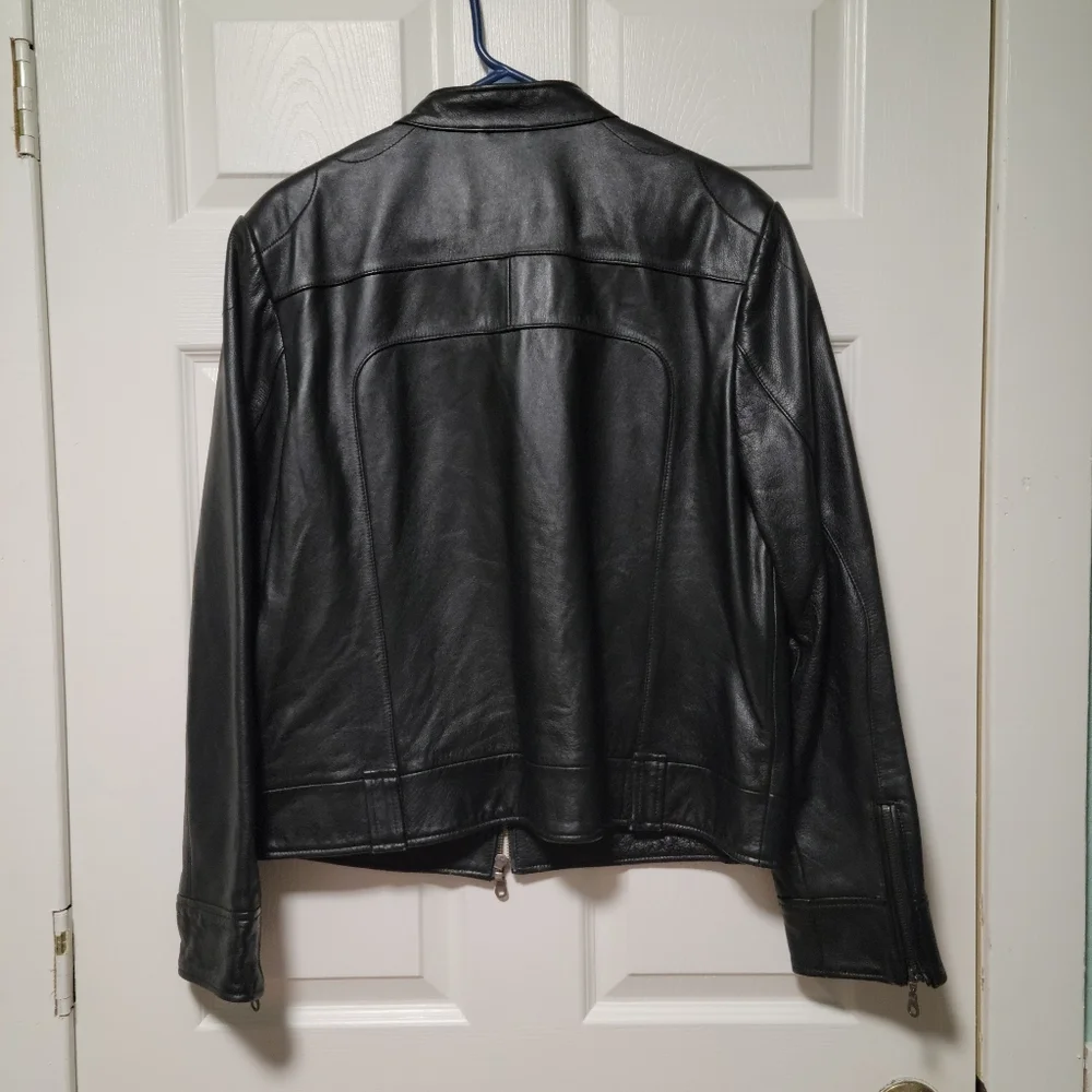 Elegant Black Leather Women's Jacket - Picture 2 of 11